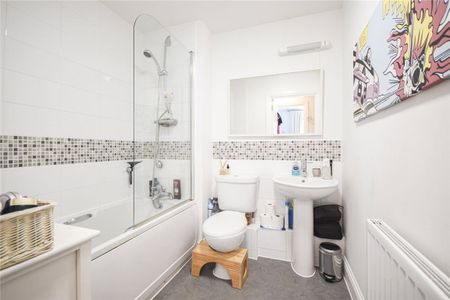 Well presented 1 bedroom ground floor apartment located just off Milton Road offering excellent access to the City and Science Parks. GCH. Phone entry system. Unfurnished. - Photo 5