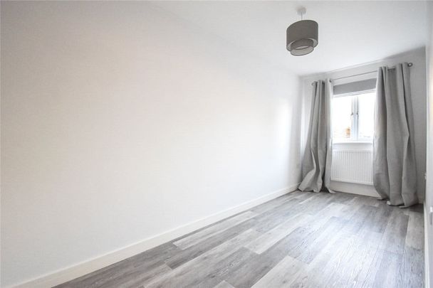 Well presented 2 bedroom apartment to rent in the popular village of Bottisham, ideal for the City centre, Science Parks and A14. Entry phone system. GCH. Allocated parking and visitors spaces. Covered cycle store. Unfurnished. - Photo 1