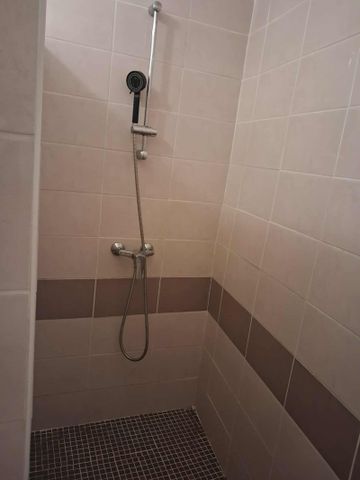 Location - Appartement T2 de 52 m² dans un immeuble de village - Photo 2