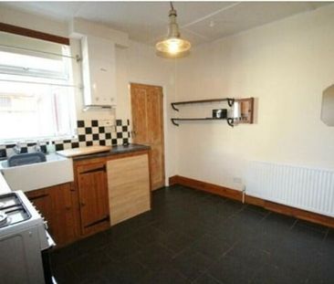 2 Bed Terraced House, Falcon Grove, NG7 - Photo 2