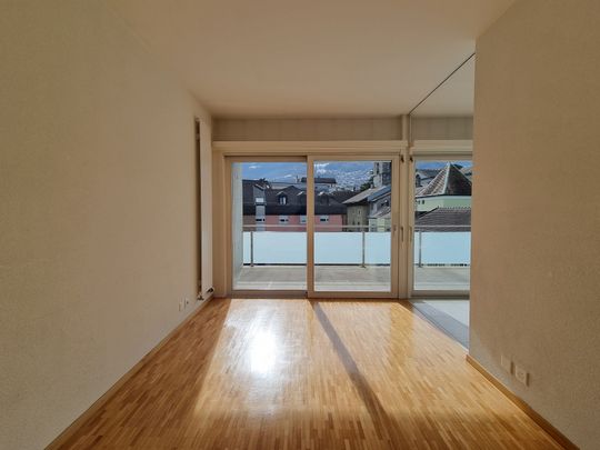 Charmant appartement de 2.5 pièces avec grand balcon au centre-ville - Photo 1