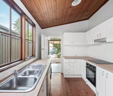 Classic Newtown terrace with renovated kitchen and bathroom - Photo 1
