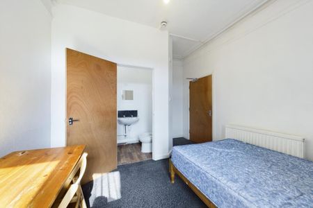 1 bedroom in a house share to rent - Photo 2