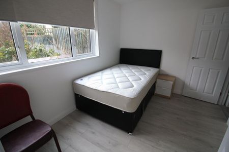 4 bedroom semi-detached house to rent - Photo 5