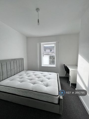 4 bedroom semi-detached house to rent - Photo 4