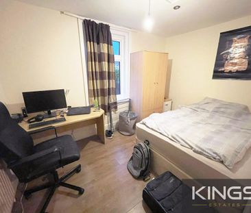 3 bedroom flat to rent - Photo 3