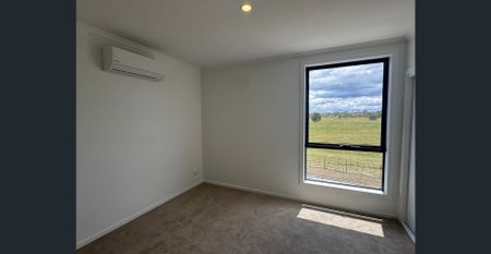 4 bedroom 2 bathroom 1 toilet 1 garage 1 family room 3 level townhouse - Photo 2