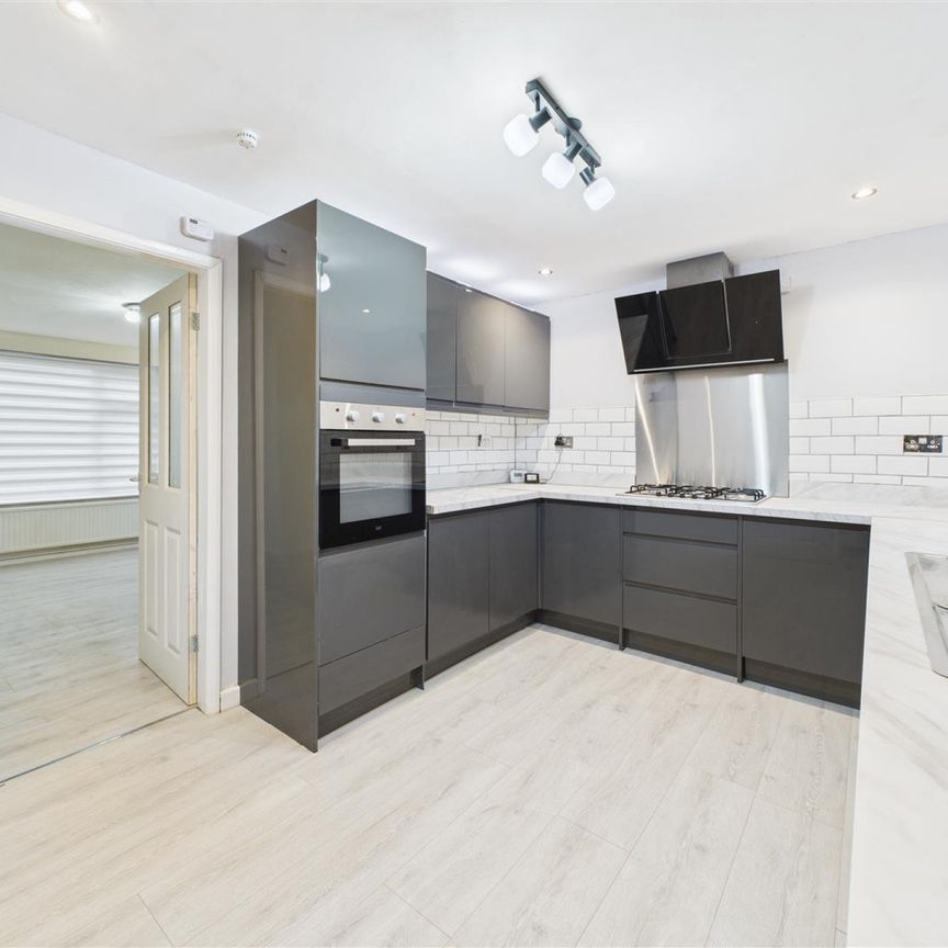 3 bedroom Semi-detached house to rent - Photo 1