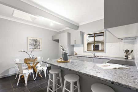 Charming Cottage in Prime Location! - Photo 5