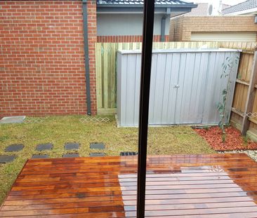 SPACIOUS TOWNHOUSE | GREAT LOCATION | LOW MAINTENANCE - Photo 4