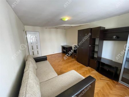 De inchiriat apartament cu 2 camere decomandate cu balcon si pivnita in zona centrala din Sibiu - Photo 2
