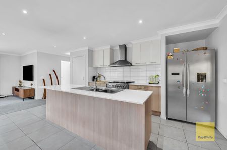 Stunning 4-Bedroom Property with Open-Plan Living and 2 Garages - Photo 5