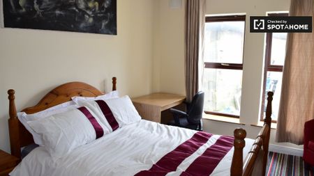 Bright room in 4-bedroom apartment in Swords, Dublin - Photo 3