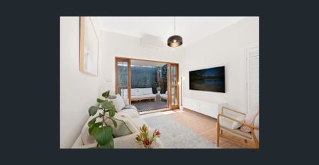 Superb freestanding cottage in a premier location - Photo 3