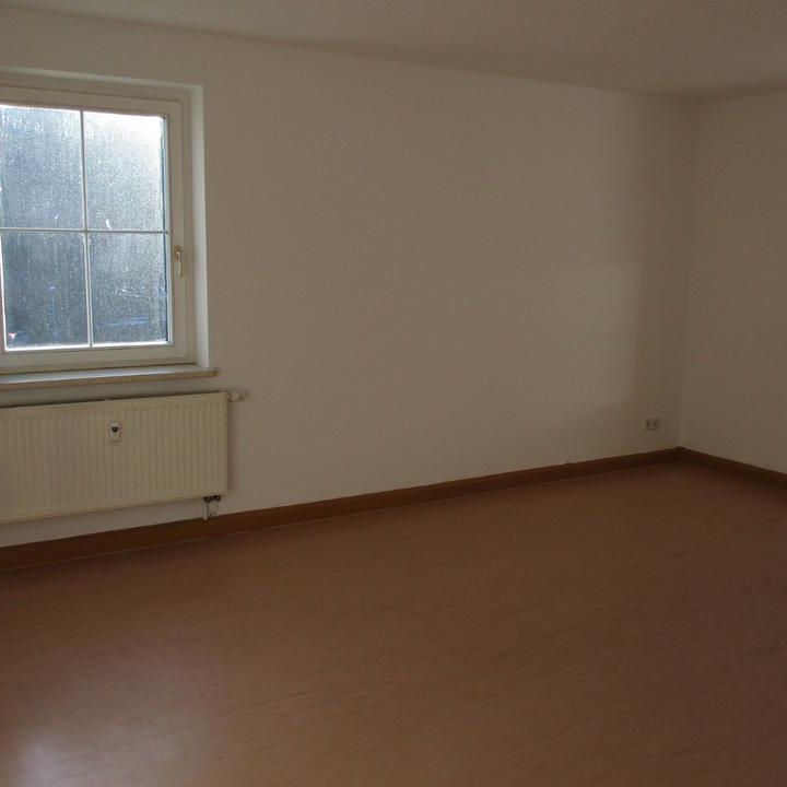 2-Raum-Wohnung im Grünen, 51,10 m² Wohnfläche – Keller – Dachboden – PKW-Stellplatz - Photo 1