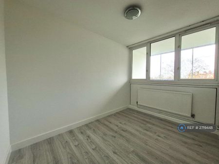 3 bedroom flat to rent - Photo 2