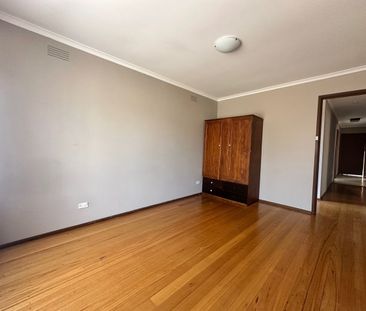 “Spacious & Convenient Family Home – Walk to School” - Photo 6