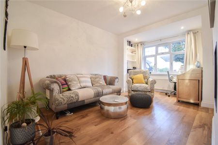 Spacious 4/5 bedroom detached house to rent in Whittlesford offering excellent access to the A14, A11 & M11 and within walking distance of Whittlesford Parkway Train Station. Furnished. GSC. Available for 12 Months only. - Photo 4