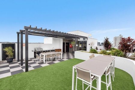 Luxury 2 Bed - Photo 4