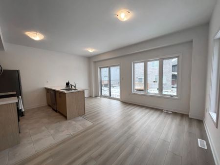 For Lease - 21 Hay Lane, Barrie, Ontario - Photo 3