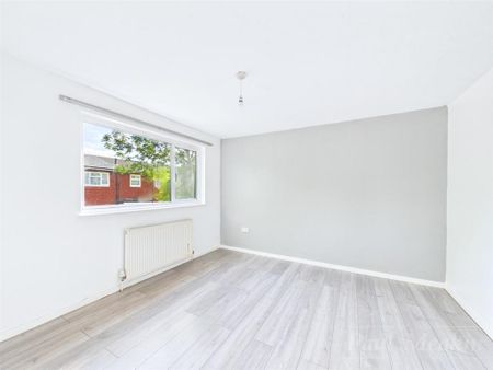 3 bedroom end of terrace house to rent - Photo 4