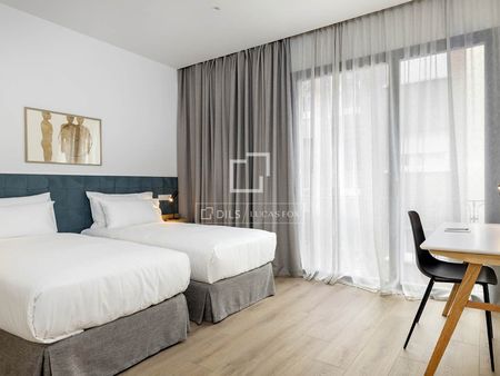 Excellent 3 Bedroom apartment with 49m² terrace for rent in Gràcia, Barcelona - Photo 3