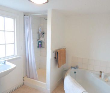 2 bedroom character property to rent - Photo 6