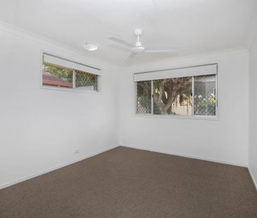 Spacious family home + separate studio, minutes to the beach! - Photo 1