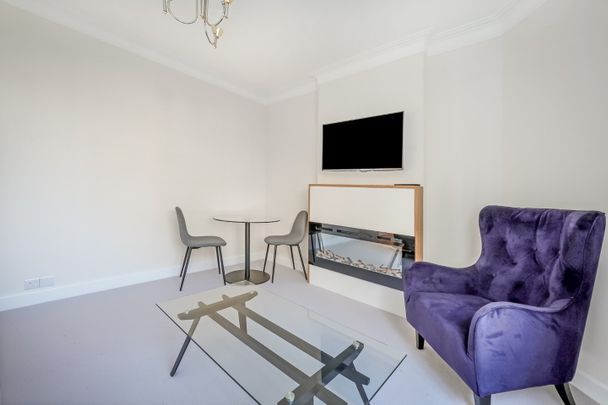 1 Bed Flat, Watchfield Court, W4 - Photo 1