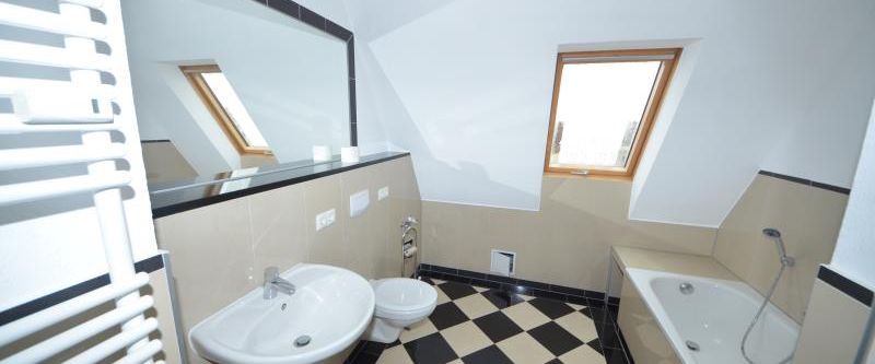 Sanierte Altbauwohnung im Dachgeschoss mit Loggia!! - Foto 1
