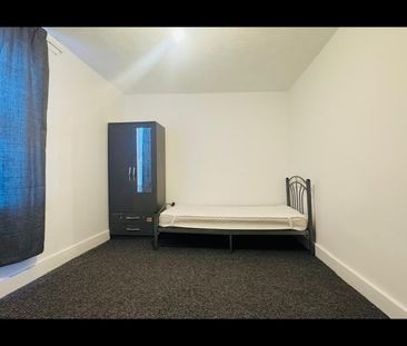 4 Bed Terraced House, Somerby Road, IG11 - Photo 6