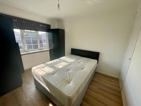 3 bed end of terrace house to rent in Aspen Drive, Wembley, HA0 - Photo 3