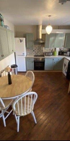 4 bedroom flat to rent - Photo 1
