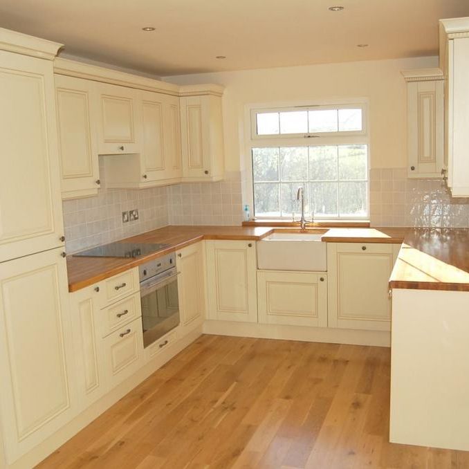 4 bedroom semi-detached house to rent - Photo 1