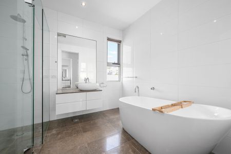 25 Lower Drive, Kew VIC 3101 - House For Rent | Domain - Photo 2