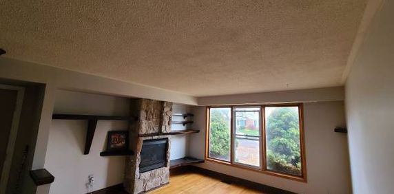 3 Bedrooms Semi-Detached House in South Burlington - Photo 2