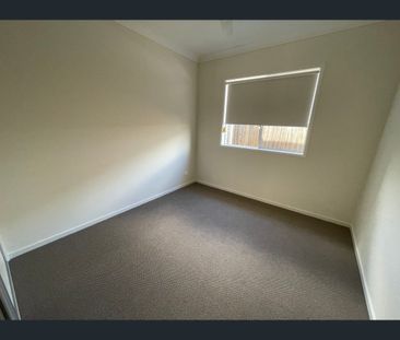 `3 Hamersley Ct, Spring Mountain, Qld 4300 - Photo 2