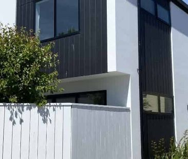 Spacious 3-Bedroom Townhouse - Photo 5