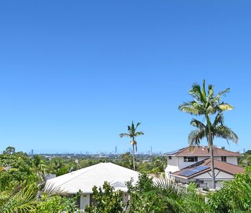 Spacious Family Home with Coastal Views – Highland Park - Photo 4