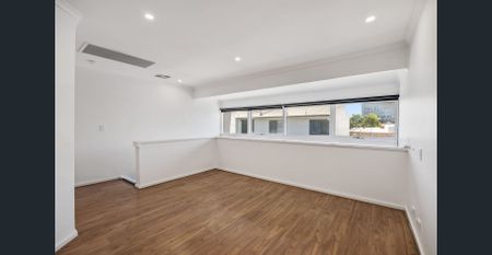 Freshly renovated 3 level townhouse in the heart of the CBD - Photo 4