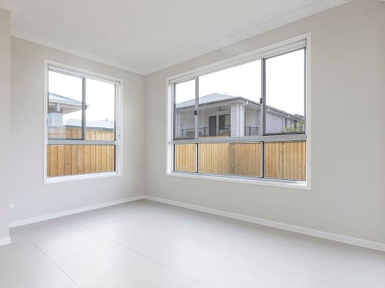 Brand-new, architecturally designed 5-bedroom, 4 bathroom house - Photo 1