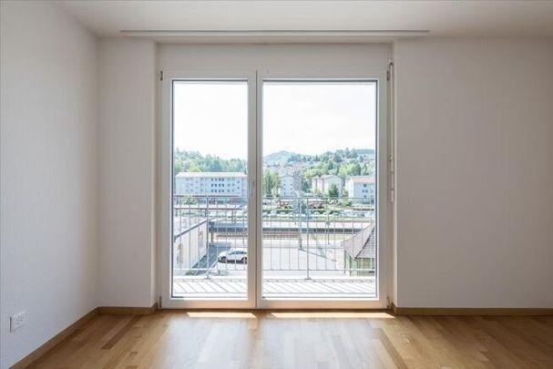 A lively village with a rail link - Photo 1