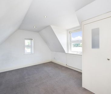 2 bedroom flat in Kingston upon Thames - Photo 2