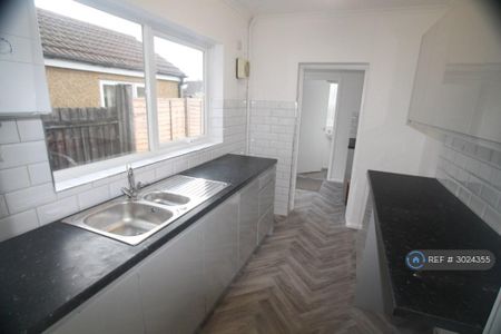 3 bedroom semi-detached house to rent - Photo 4