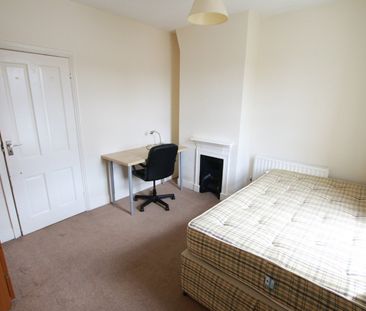 4 Bed Terraced House, Grange Avenue, RG6 - Photo 5