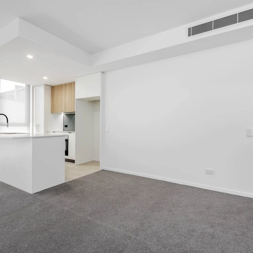 Charming Two-Bedroom Apartment in the sort after Iskia building. - Photo 1