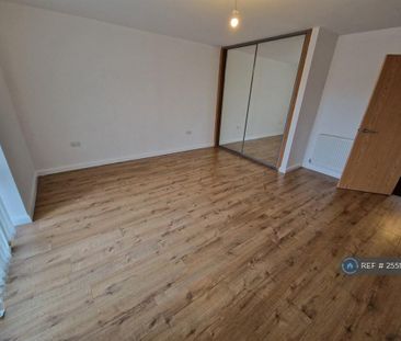4 bedroom end of terrace house to rent - Photo 1