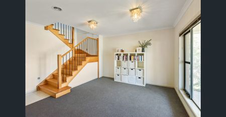 SPACIOUS FAMILY HOME! - Photo 3