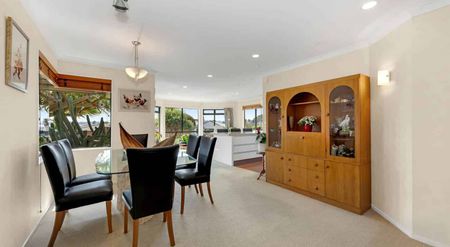 4 BEDROOM - 2 BATHROOM - SINGLE LEVEL - GARAGE - Photo 4