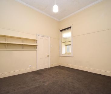 Central Location - Three Bedrooms with Brand New Carpet - Photo 1